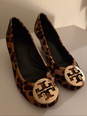 Tory Burch Sally Wedge Leopard Print Round Toe
Shoes With Gold Logo Size 8